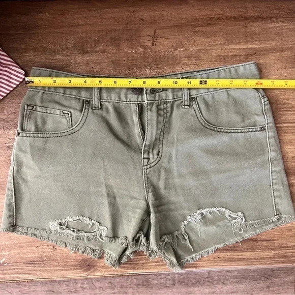 BDG distressed shorts and Tank Top Outfit - Picture 8 of 16